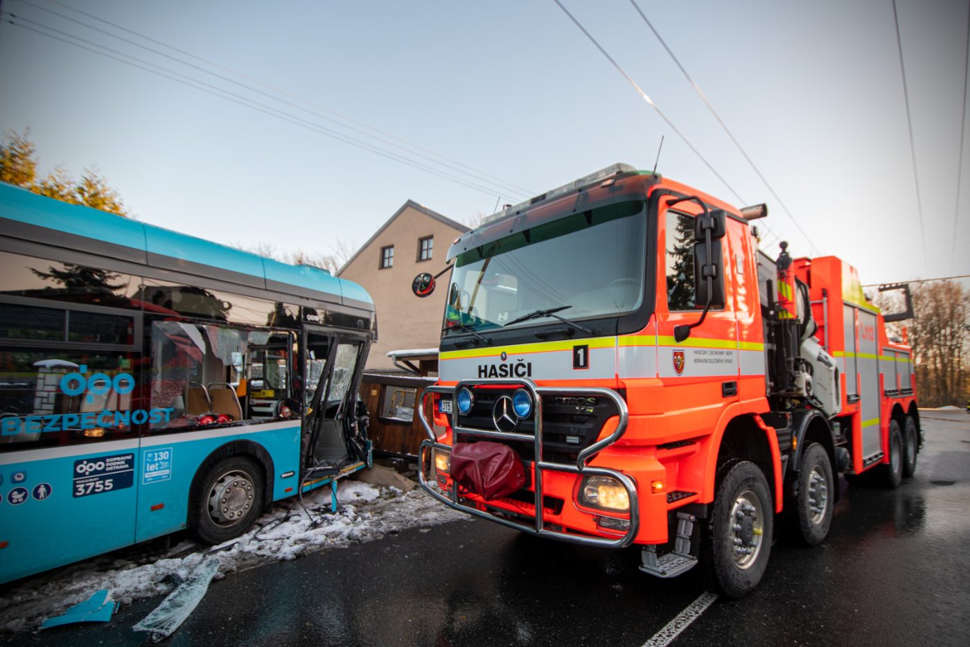 Nehoda trolejbusu a dodávky v Ostravě. Foto: HZS