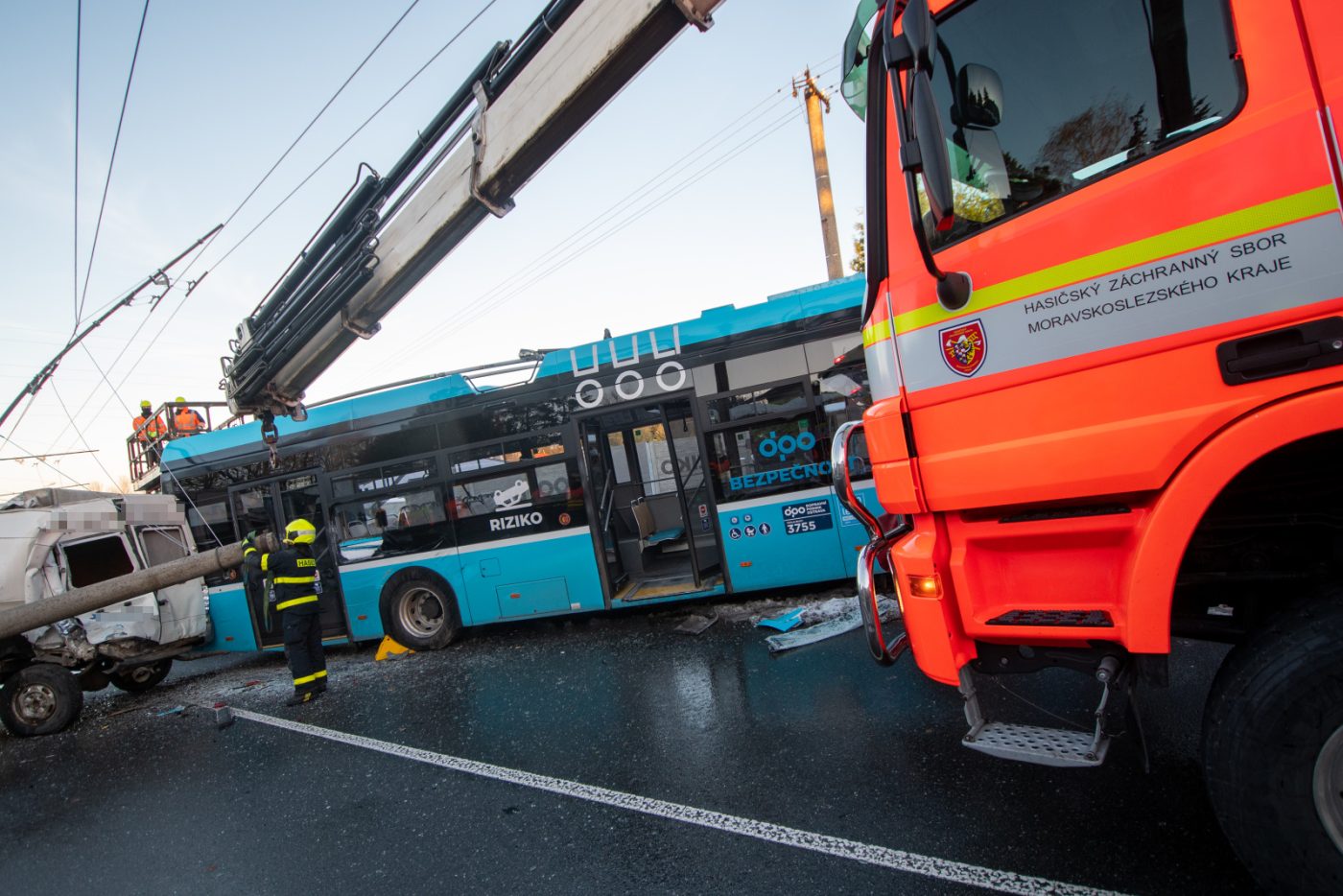 Nehoda trolejbusu a dodávky v Ostravě. Foto: HZS