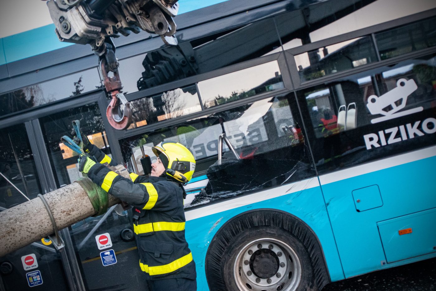 Nehoda trolejbusu a dodávky v Ostravě. Foto: HZS