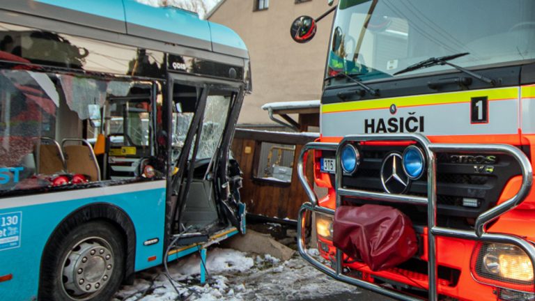 Nehoda trolejbusu a dodávky v Ostravě. Foto: HZS