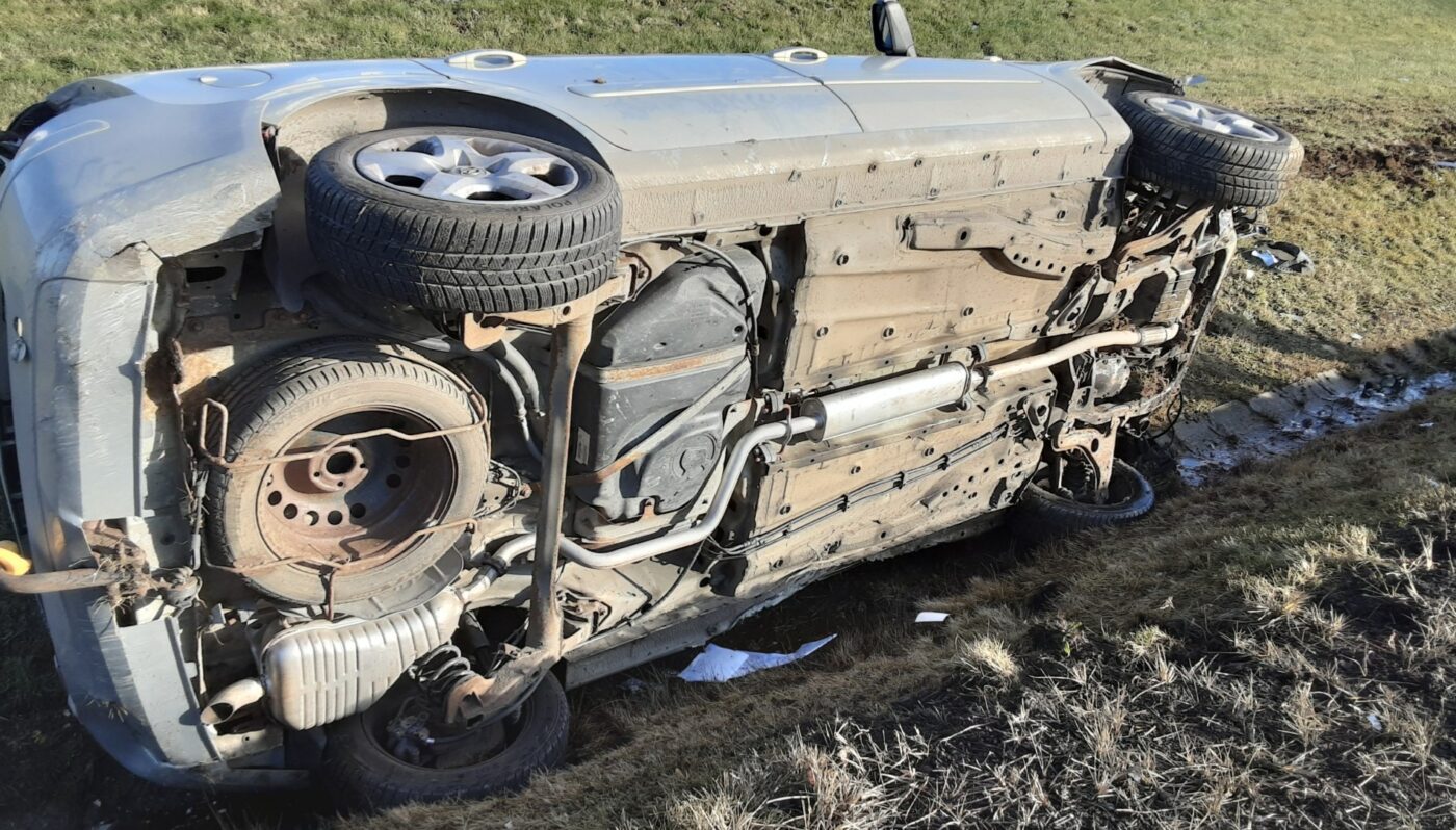 FOTO: Nehoda na dálnici D1! Řidič u Humpolce vyletěl z dálnice a převrátil auto na bok