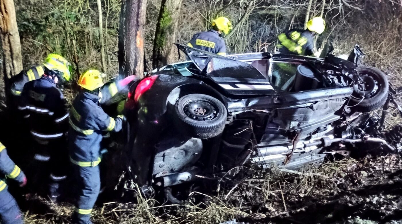 FOTO: Zdrcující srážka! Na silnici od Tábora se srazila dvě auta, tři vážně zranění