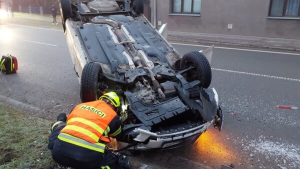 Řidič převrátil auto na střechu a zbořil lampu. Foto: HZS