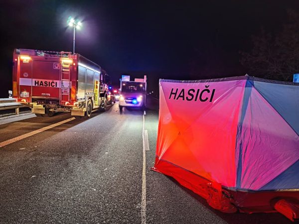 Tragická nehoda auta a kamionu u Pohořelic na Brněnsku.