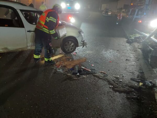 Řidič převrátil auto na střechu a zbořil lampu. Foto: HZS