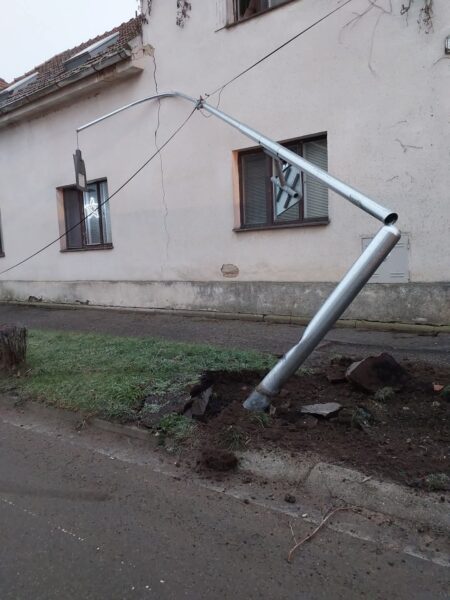 Řidič převrátil auto na střechu a zbořil lampu. Foto: HZS