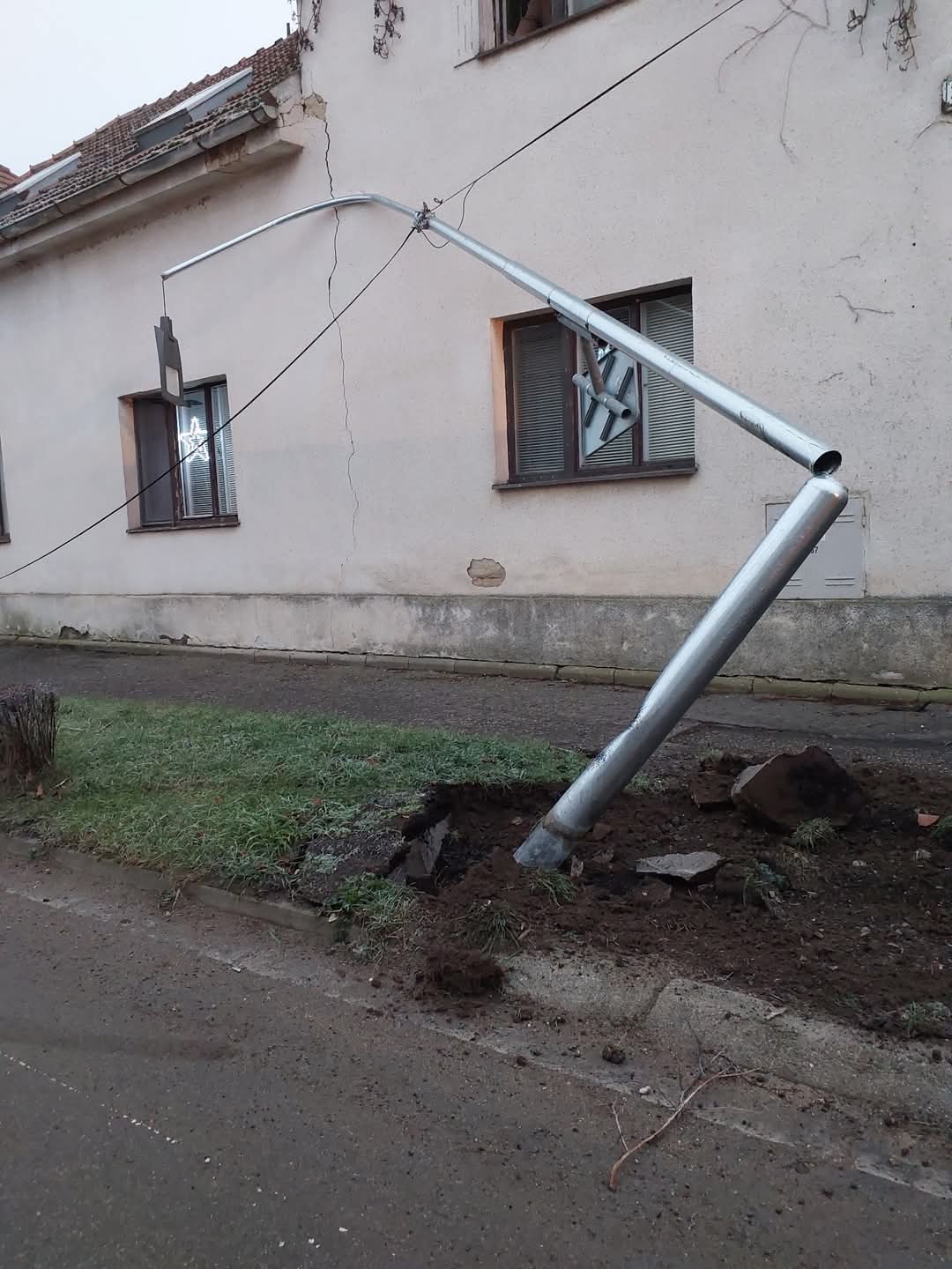 Řidič převrátil auto na střechu a zbořil lampu. Foto: HZS
