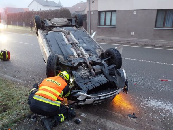 Řidič převrátil auto na střechu a zbořil lampu. Foto: HZS