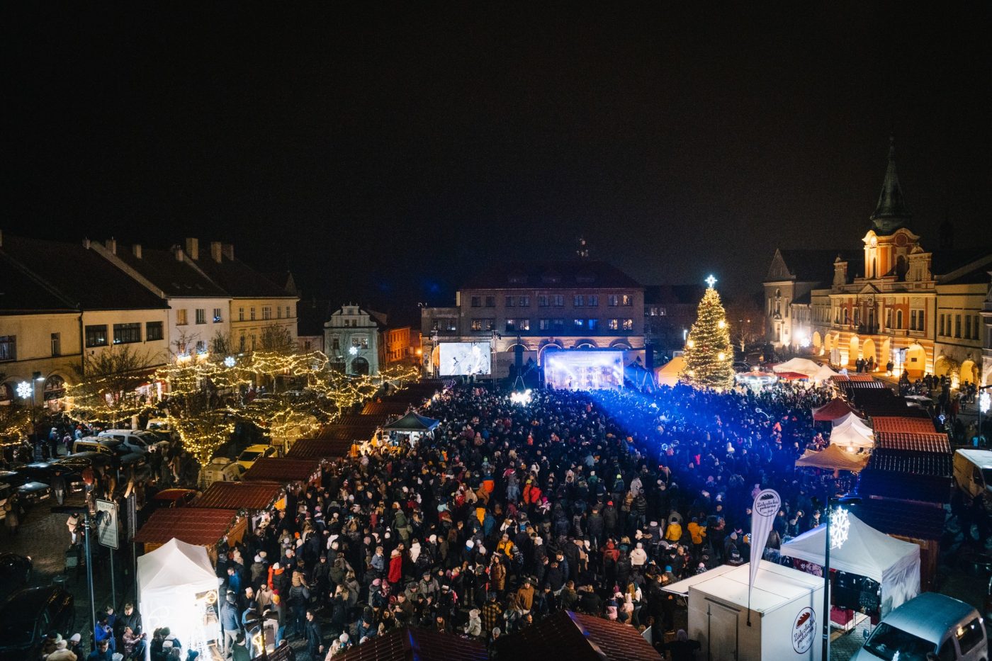 V Mělníku vánoční strom místo Krajča rozsvěcel Mirai.