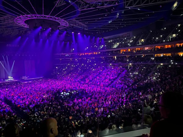 Koncert kapely Chinaski sleduje zaplněná O2 arena. Foto: ČRzprávy