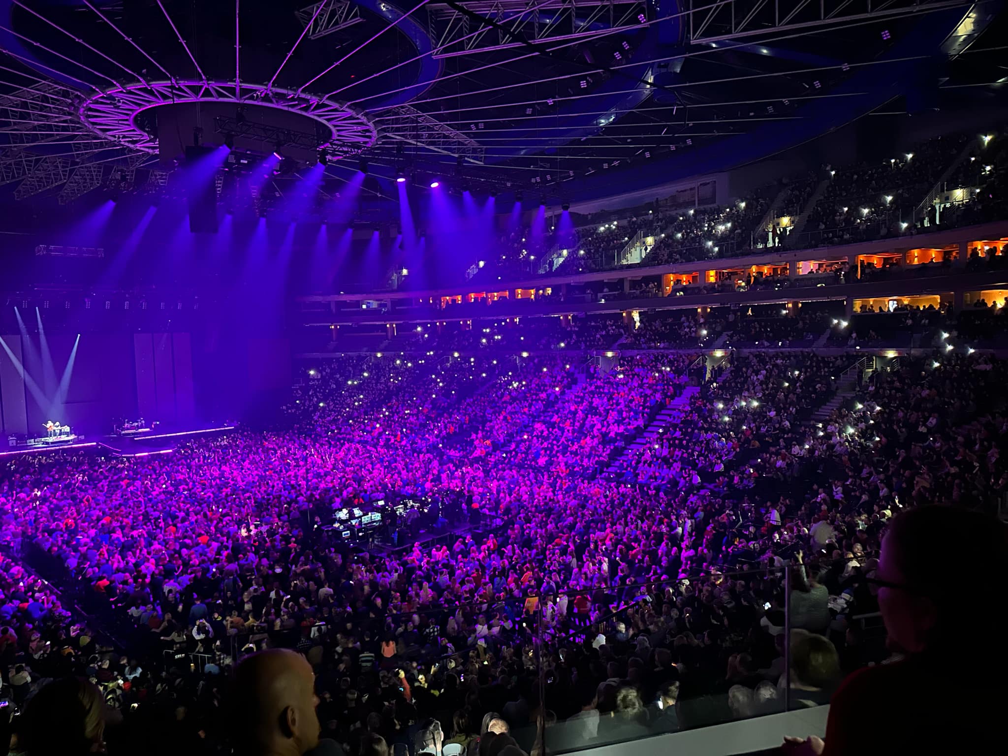 Koncert kapely Chinaski sleduje zaplněná O2 arena. Foto: ČRzprávy