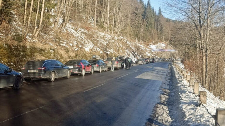 Kolony na příjezdu do Špindlerova Mlýna. Foto: PČR