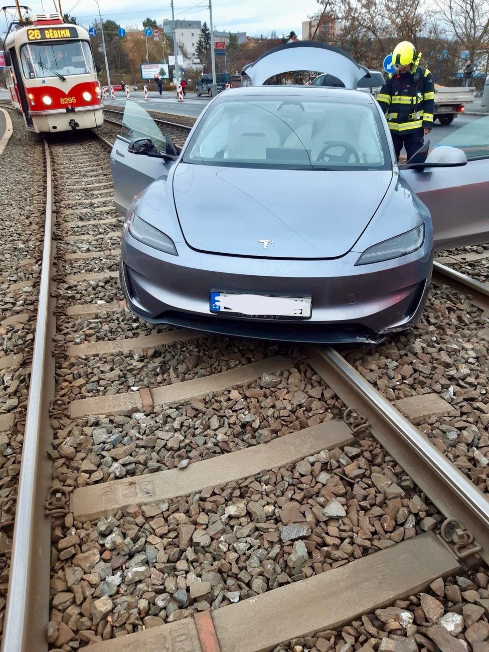 Ne koleje v Hostivaři najela Tesla. Foto: HZS