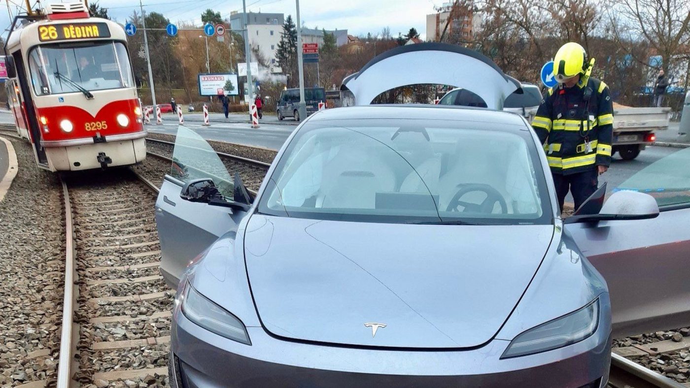 Ne koleje v Hostivaři najela Tesla. Foto: HZS