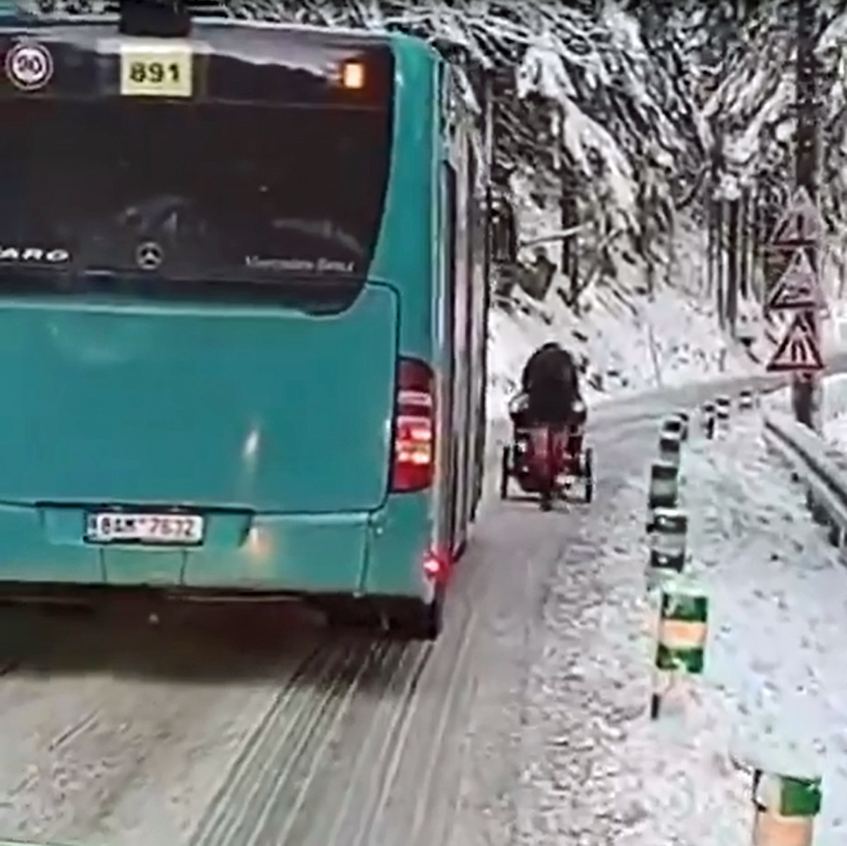 Běžec blokoval autobusy na Ovčárnu.