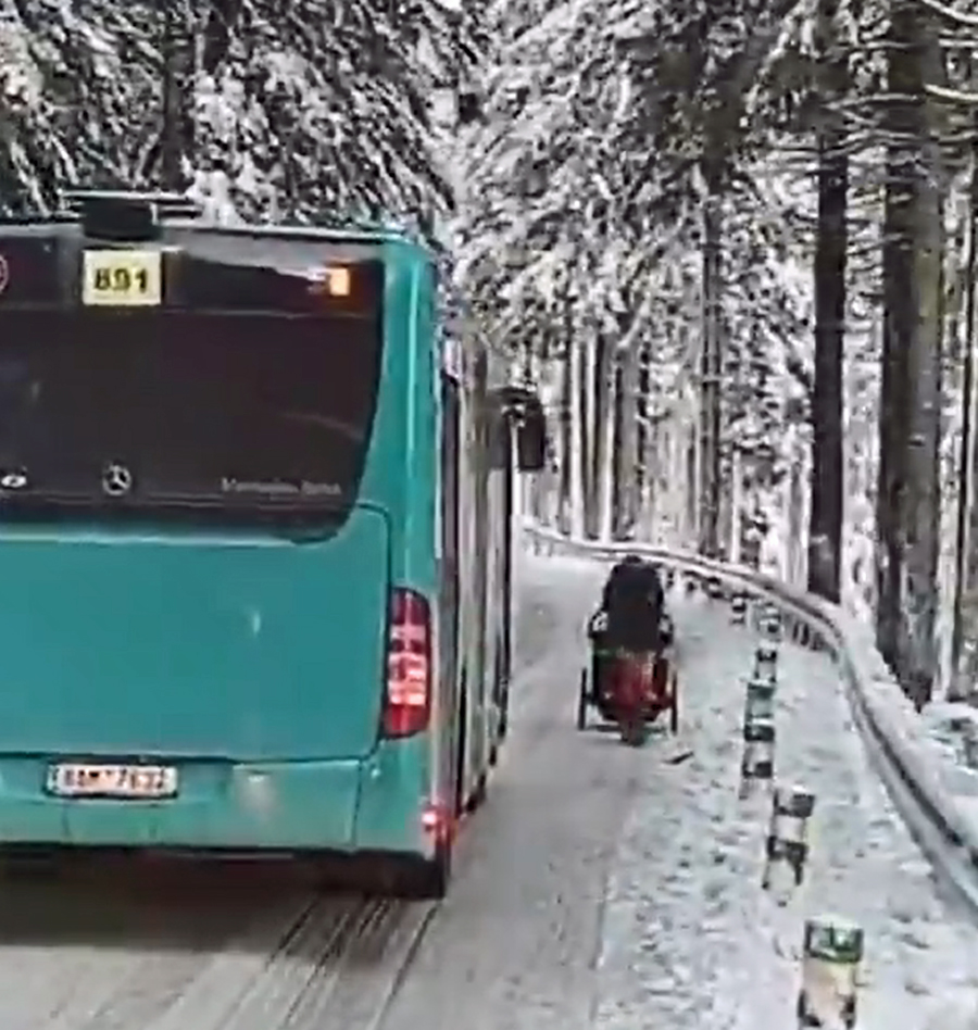 Běžec blokoval autobusy na Ovčárnu.