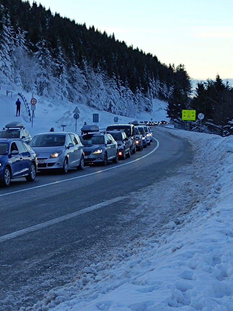 Příjezd na Červenohorské sedlo v pátek dopoledne. Foto: Lubomír Umlauf