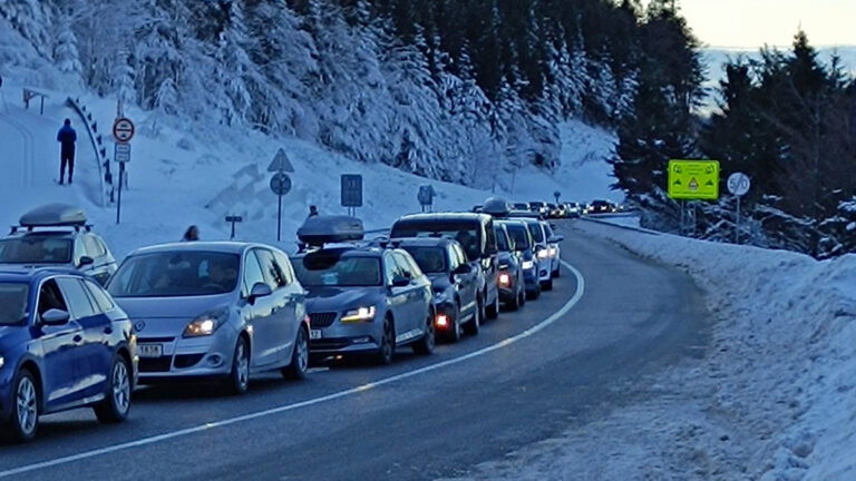 Příjezd na Červenohorské sedlo v pátek dopoledne. Foto: Lubomír Umlauf