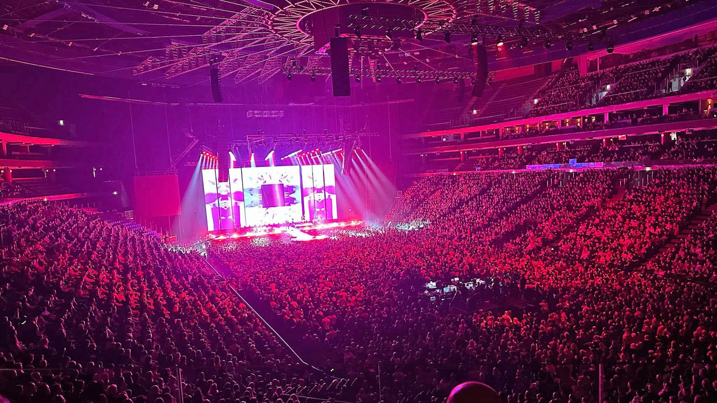 Koncert kapely Chinaski sleduje zaplněná O2 arena. Foto: ČRzprávy