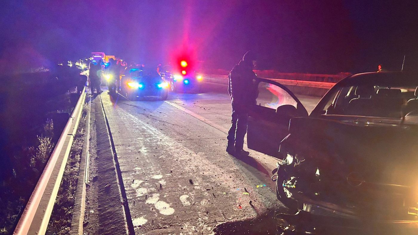 Ujíždějící řidič narazil do policejního vozu. Dálnice D5 je uzavřena.