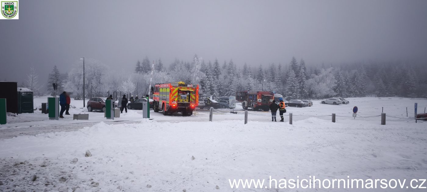 Požár aut v Horní Malé Úpě. Foto: HZS