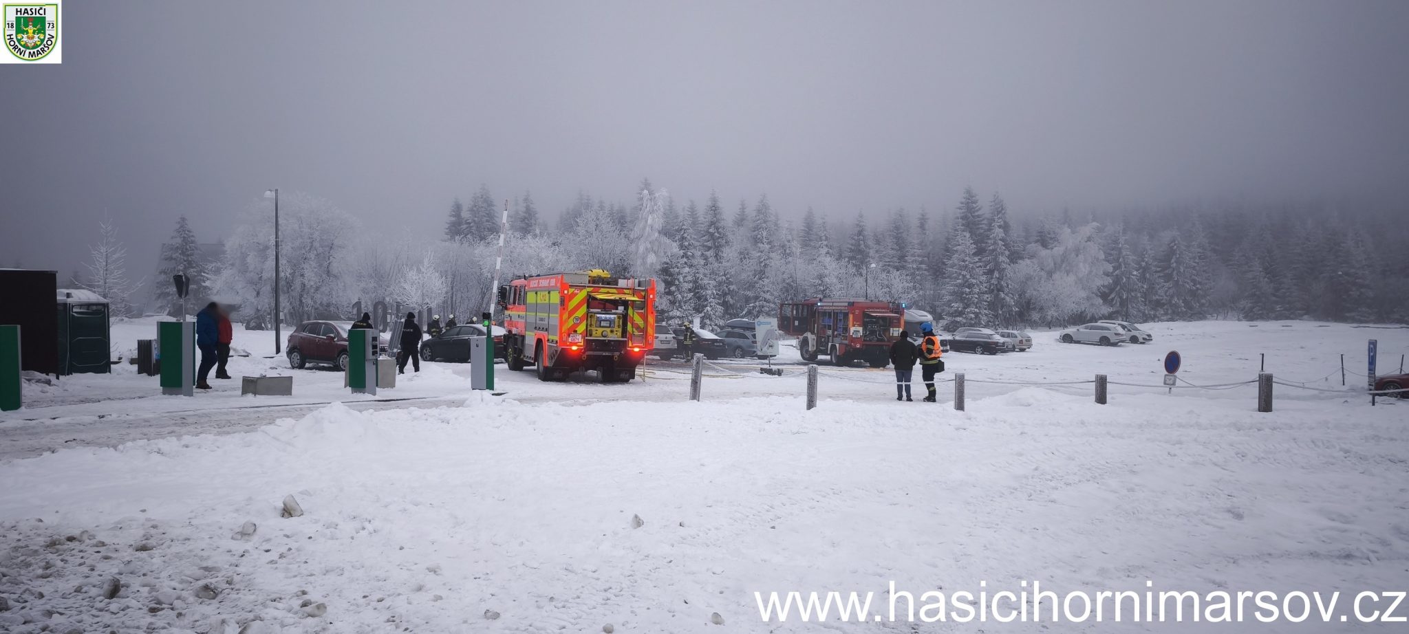 Požár aut v Horní Malé Úpě. Foto: HZS