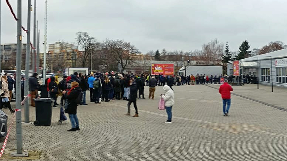 Fronty před halami v Letňanech, kde je maga výprodej Lidlu.