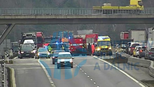 Nehoda na D1 u Devíti Křížů. Ještě ve 12.30 tam zasahovali záchranáři.