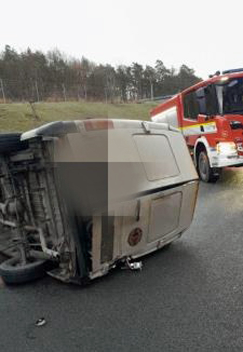 Nehoda dodávky na dálnici D6. Foto: HZS