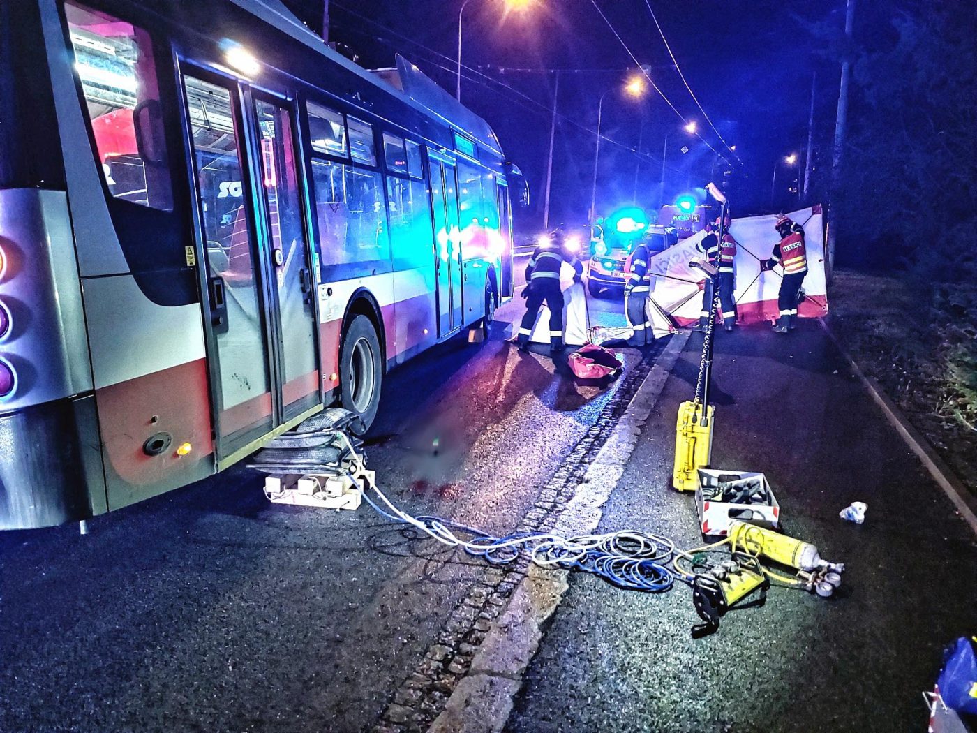 Srážka trolejbusu a chodce v Brně. Foto: HZS