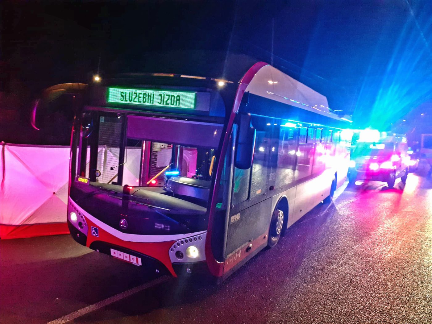 Srážka trolejbusu a chodce v Brně. Foto: HZS