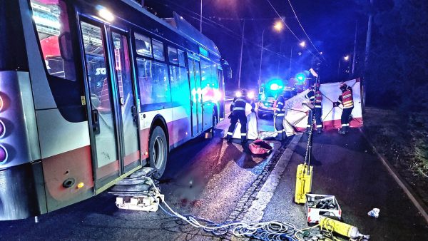 Srážka trolejbusu a chodce v Brně. Foto: HZS