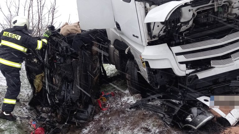 Vážná nehoda osobního auta a kamionu v obci Lokot. Foto: HZS