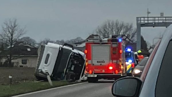 Nehoda kamionu v obci Dasný. Foto: Jana Čížková