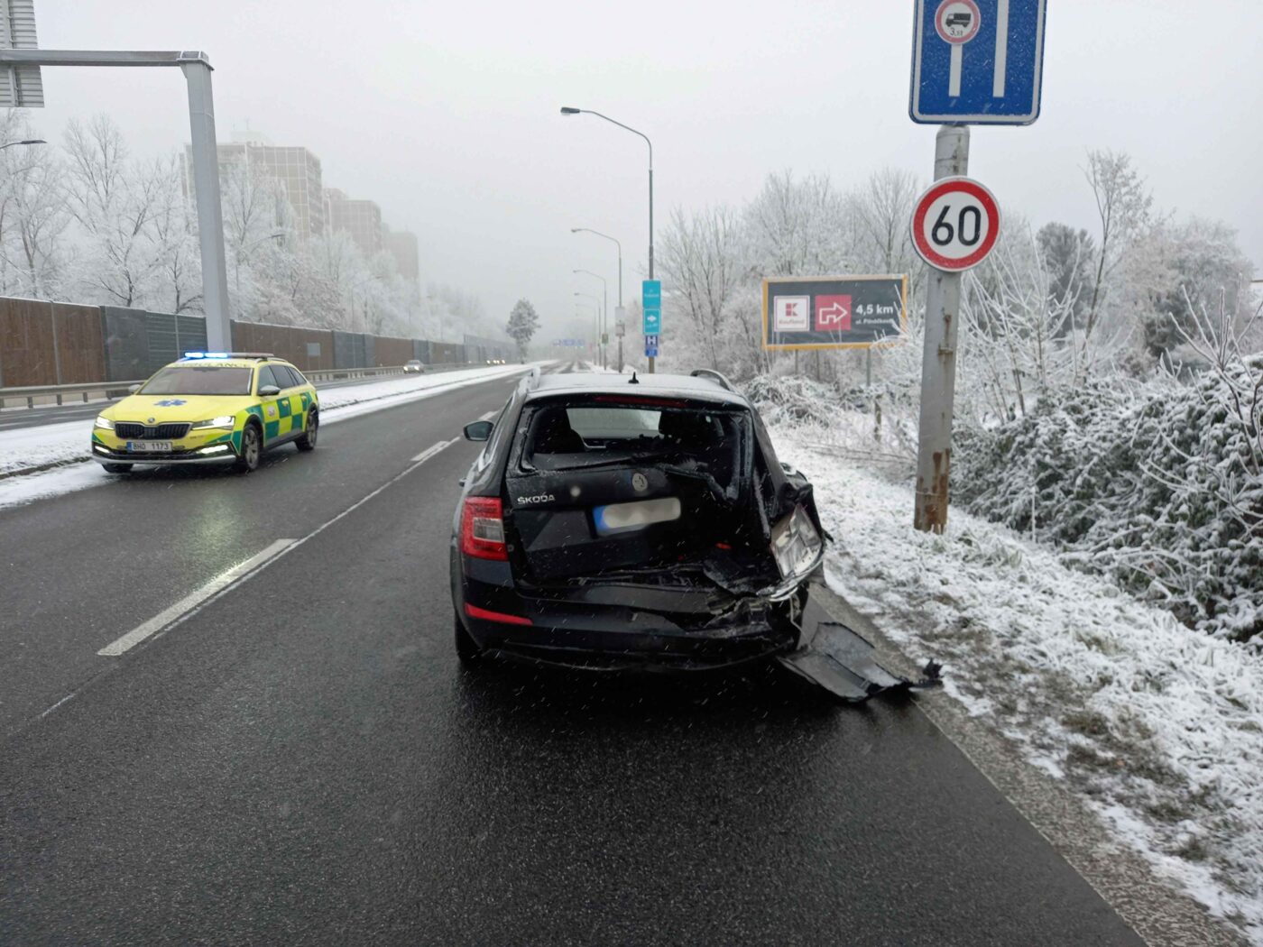 Nehoda na příjezdu do Hradce Králové. Foto: HZS