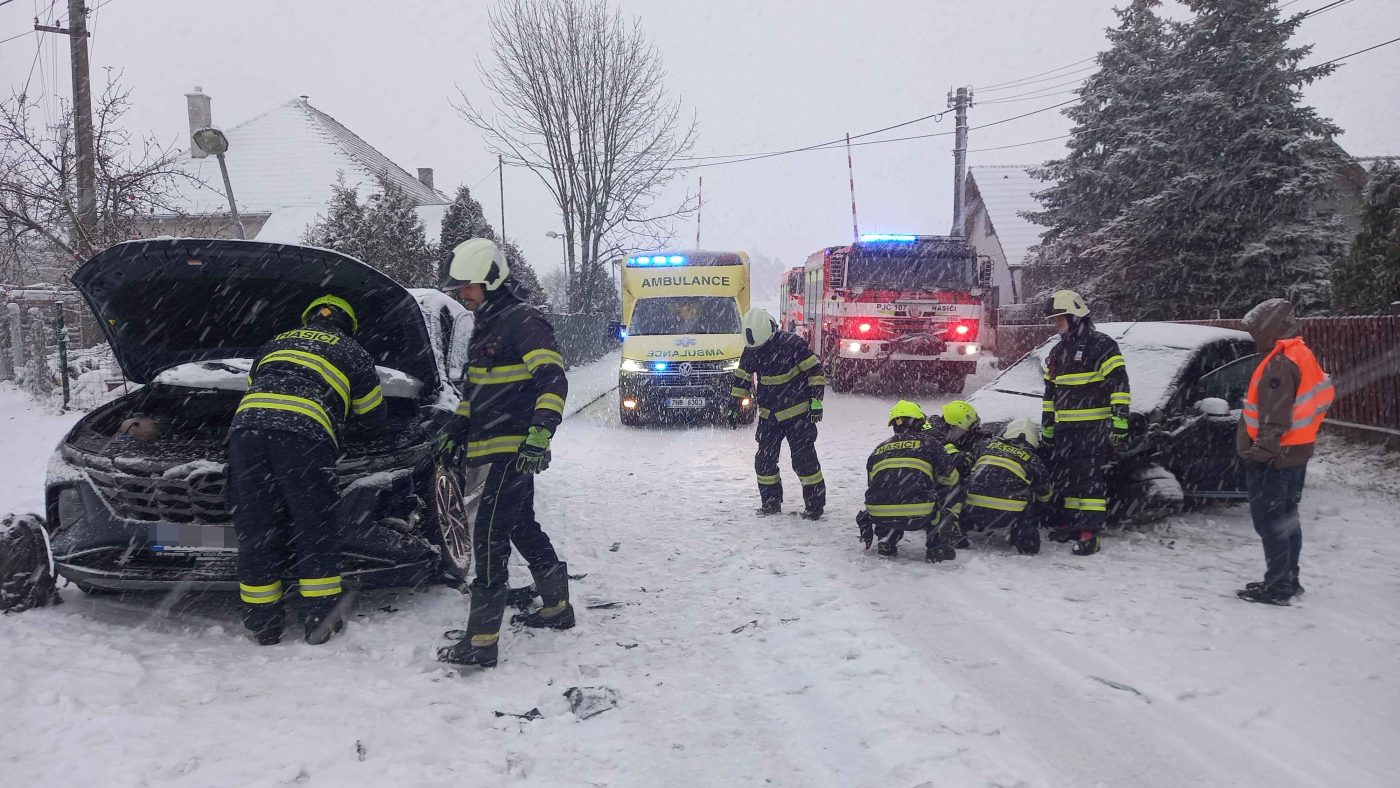 V obci Vitiněves se srazila dvě auta. Foto: HZS