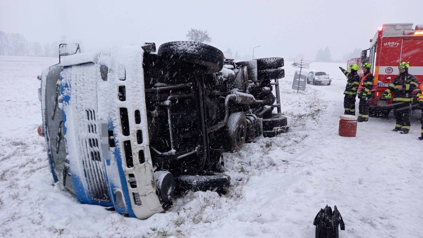 V Cerekvici nad Bystřicí se převrátil kamion se dřevem. Foto: HZS