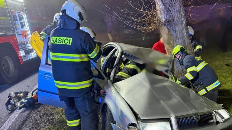 Vážná nehoda v Liběšicích na Jičínsku. Foto: HZS