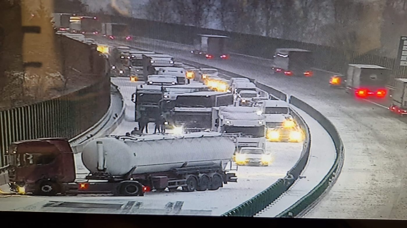 Nehoda kamionu na zasněžené dálnici D8. Foto: PČR