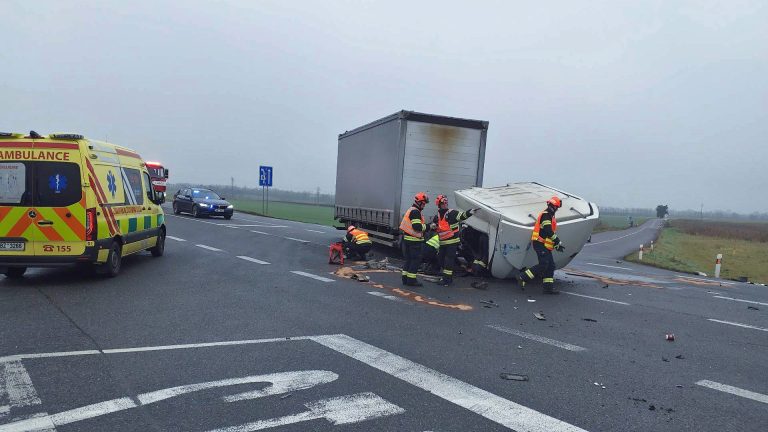 Nehoda dvou nákladní vozů u Miroslavi na Znojemsku. Foto: HZS