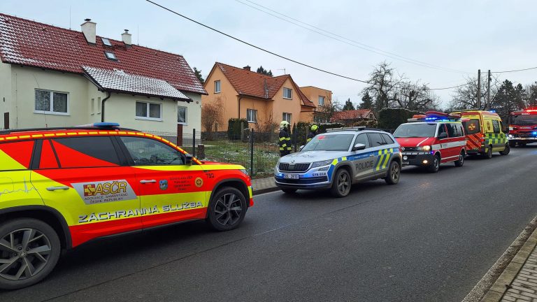 Nehoda auta a cyklistů v Petrově nedaleko Davle.