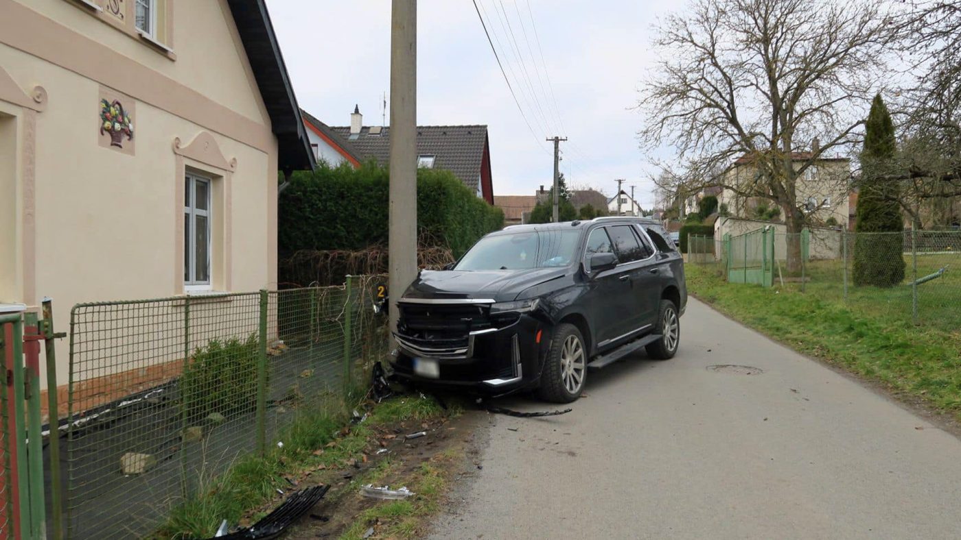 Opilá řidička v obci na Rokycansku narazila do sloupu.