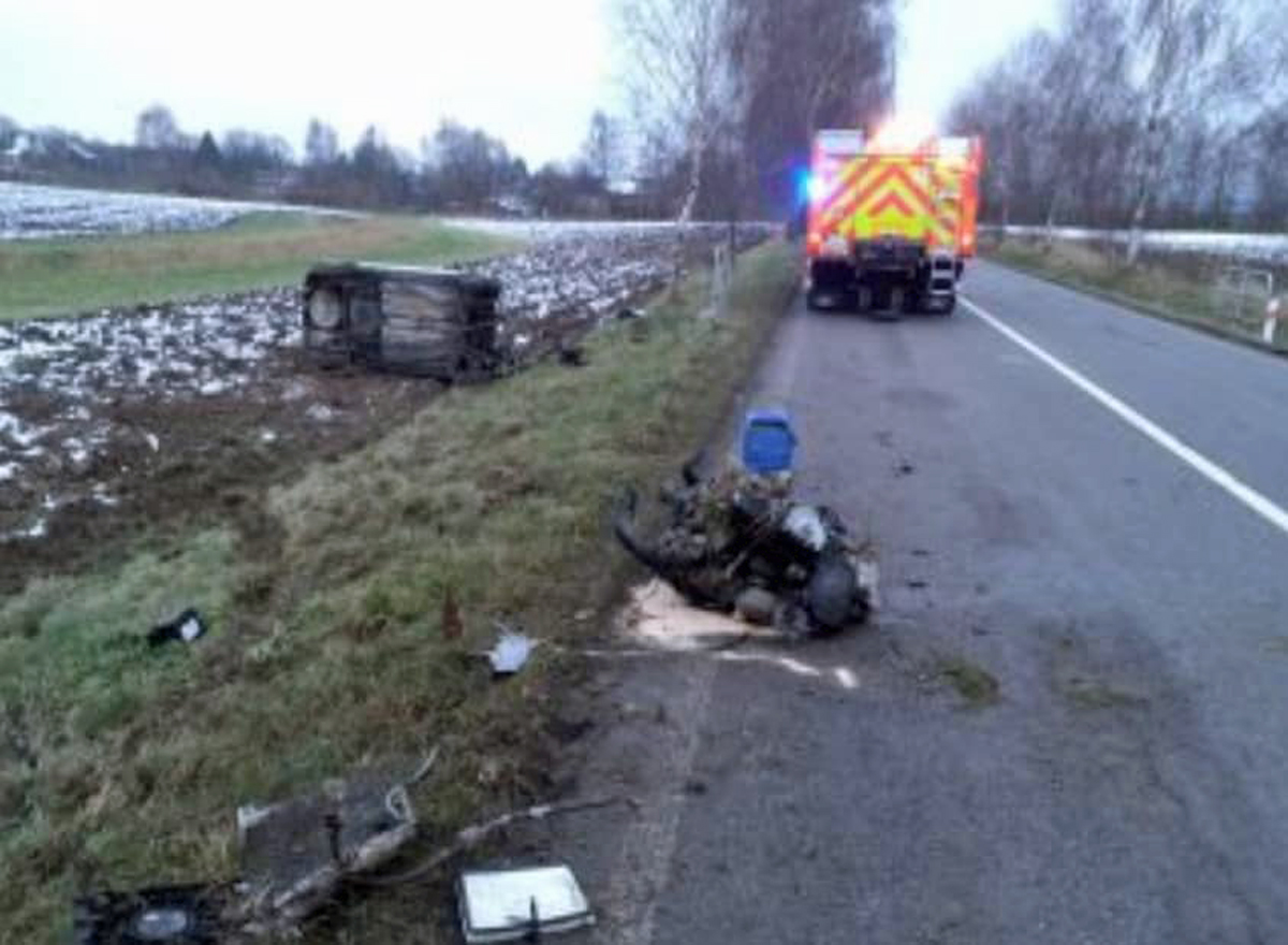 Po nárazu do stromu u Sázavy skončilo auto v poli, motor zůstal na silnici.