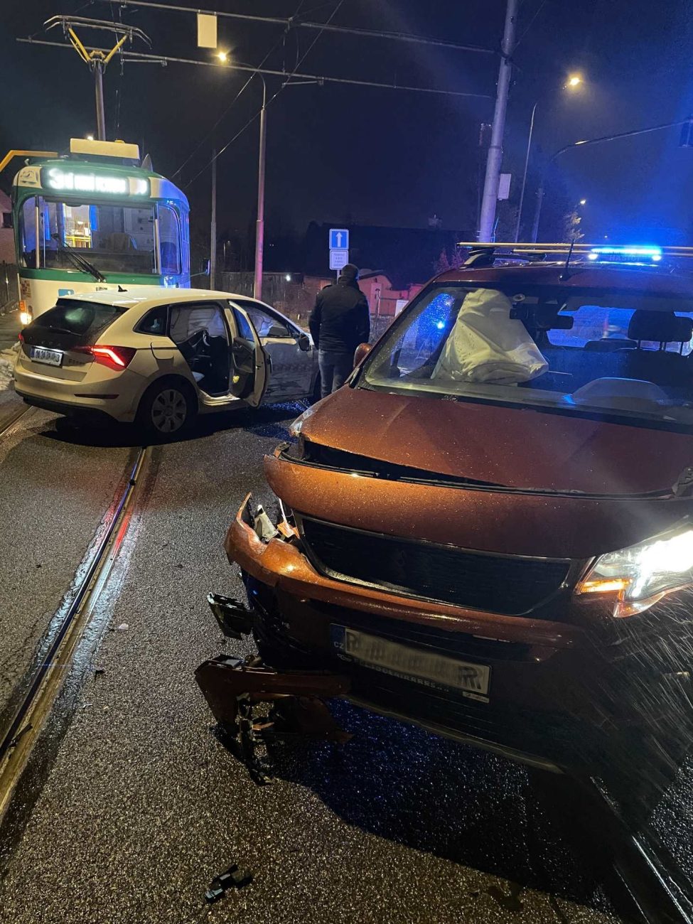 Nehoda tramvaje a dvou aut v Liberci Horním Hanychově. Foto: HZS