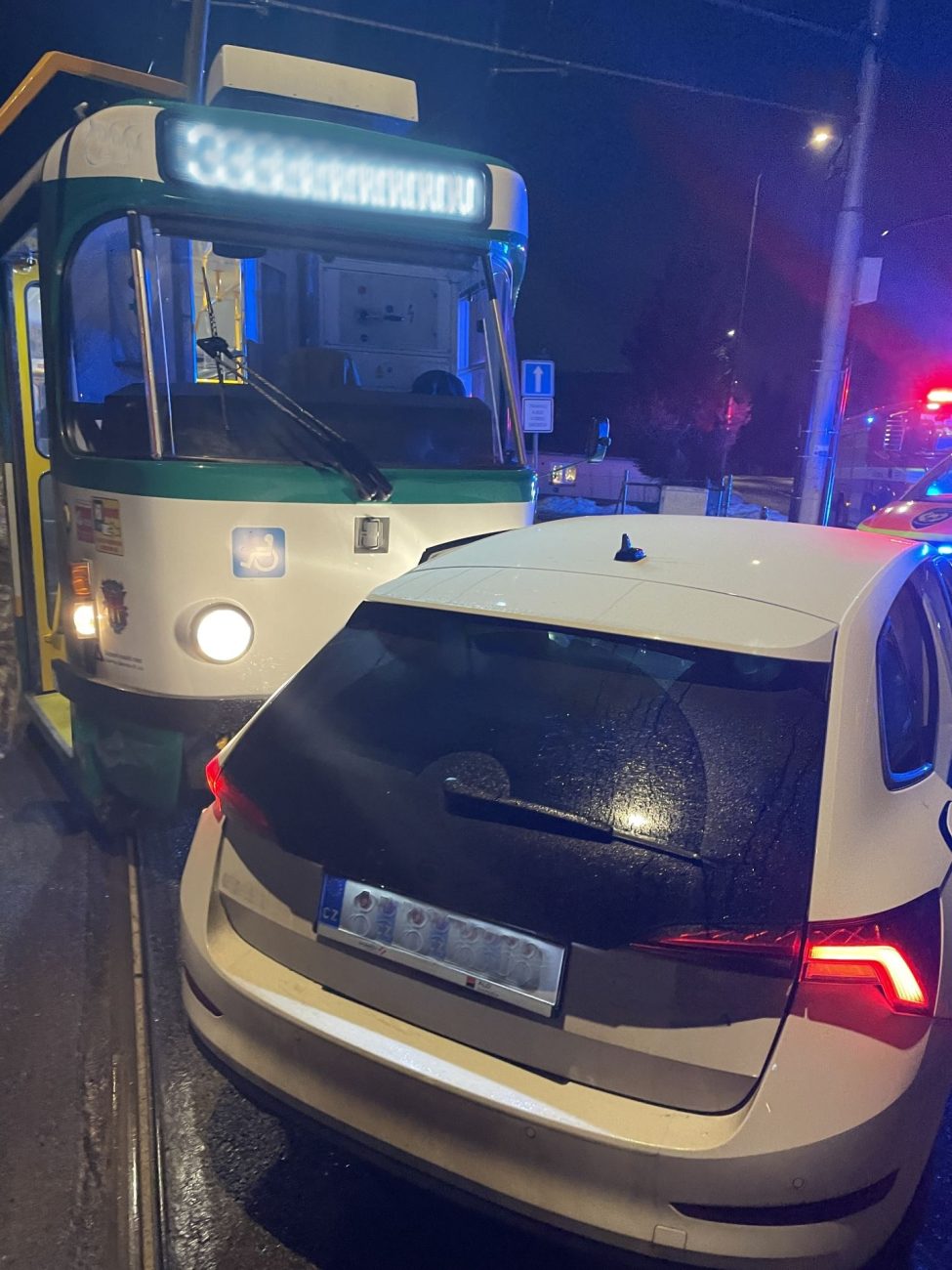 Nehoda tramvaje a dvou aut v Liberci Horním Hanychově. Foto: HZS