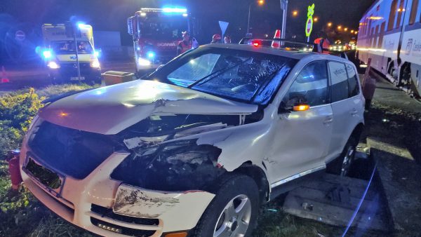 V Želechovicích vjelo auto před vlak. Foto: ZZS