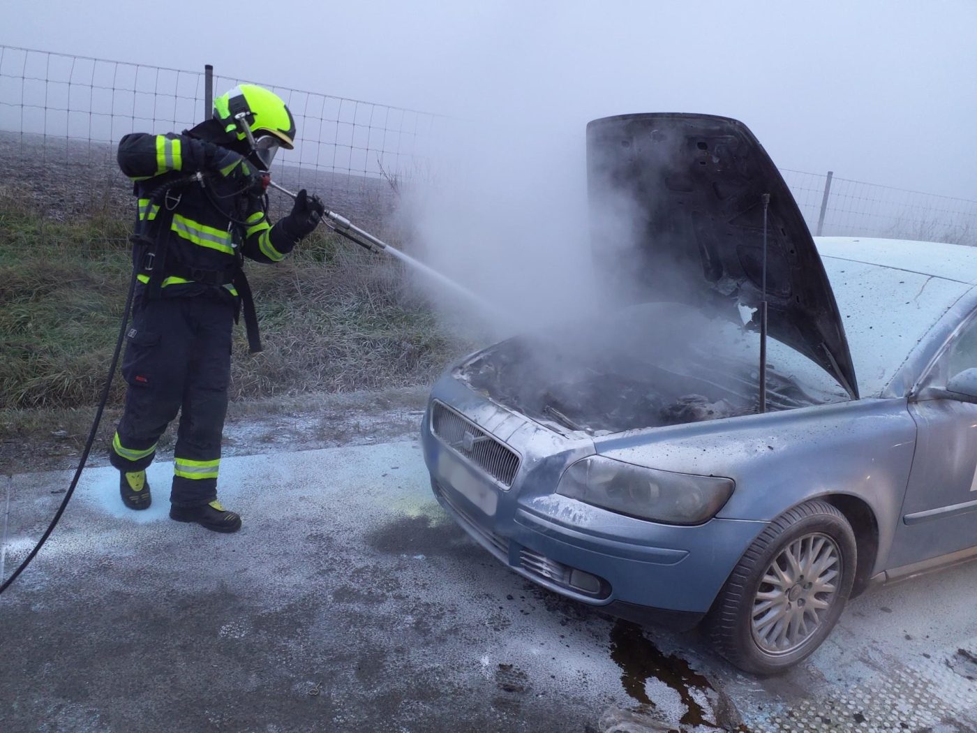 Na dálnici D1 na Vyškovsku hořelo Volvo. Foto: HZS