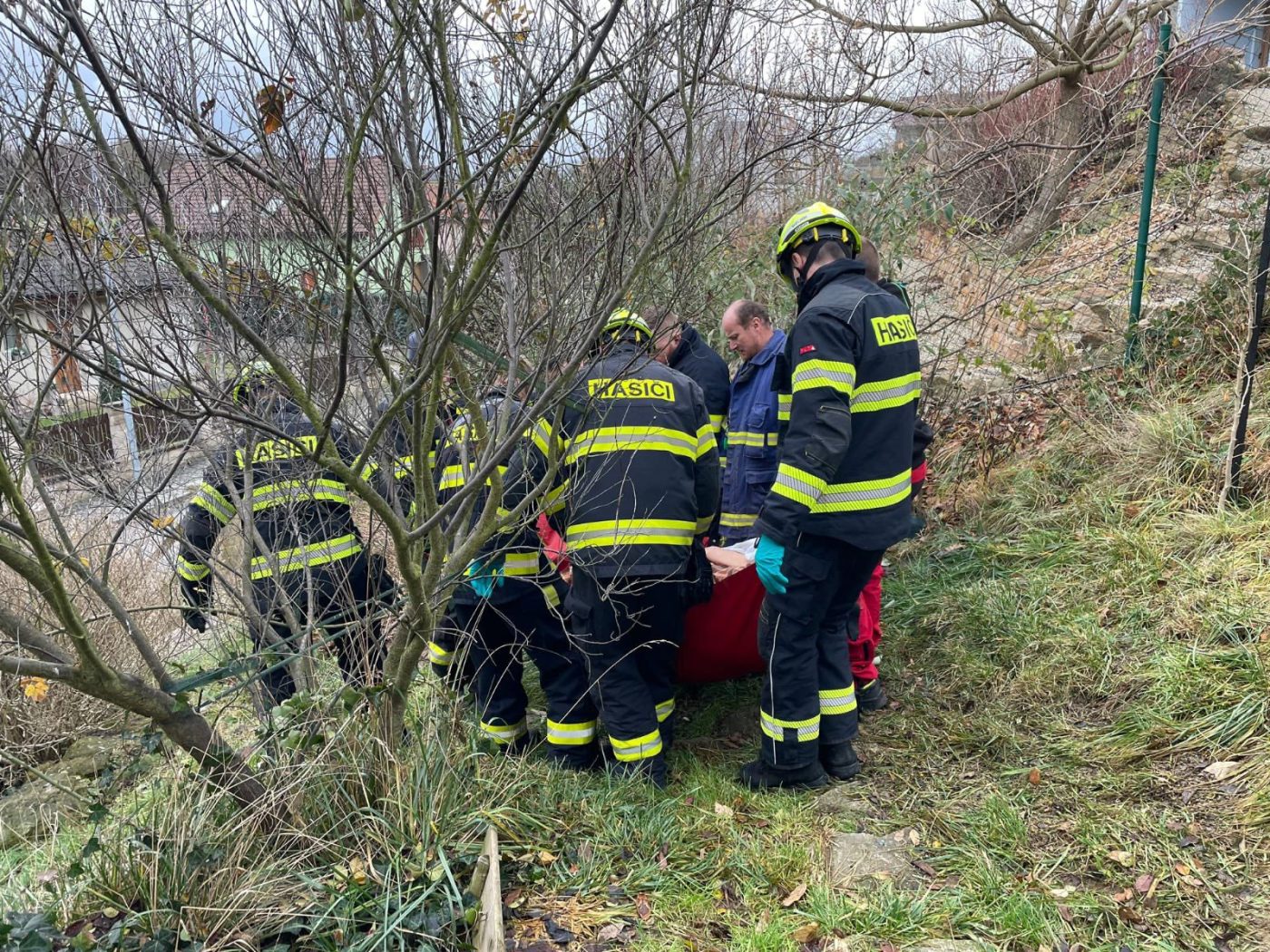 Hasiči a záchranáři přenášeli 300 kilogramů vážícího pacienta. Foto: THP