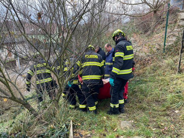 Hasiči a záchranáři přenášeli 300 kilogramů vážícího pacienta. Foto: THP