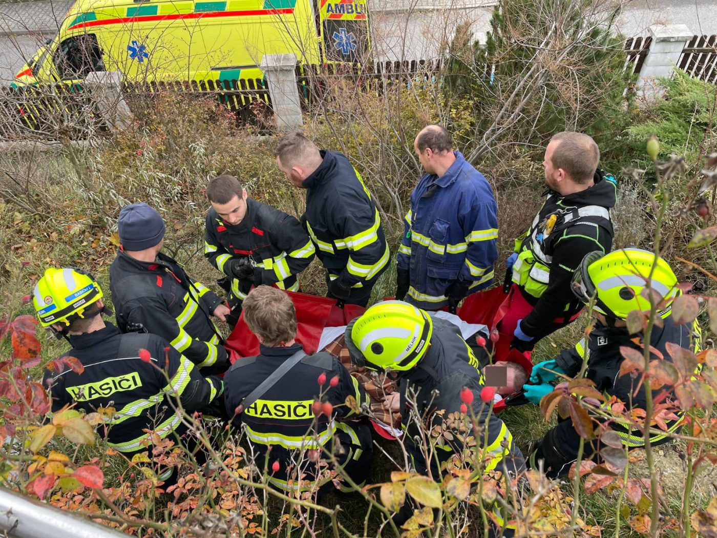 Hasiči a záchranáři přenášeli 300 kilogramů vážícího pacienta. Foto: THP